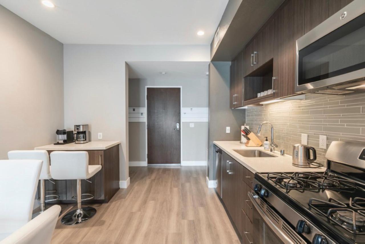New Construction Modern Luxury Views Pool & Patio An Apartment *